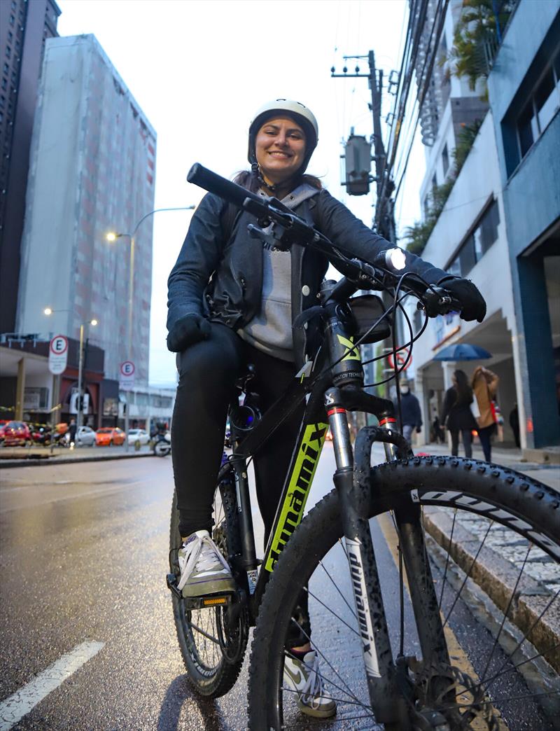 Atualmente, a cidade conta com uma malha cicloviária de 252,1 quilômetros, Jhessica Aline Santos, de 19 anos, todo dia ela vai e volta do trabalho de bicicleta.
Curitiba, 03/06/2022.
Foto: Daniel Catellano/SMCS