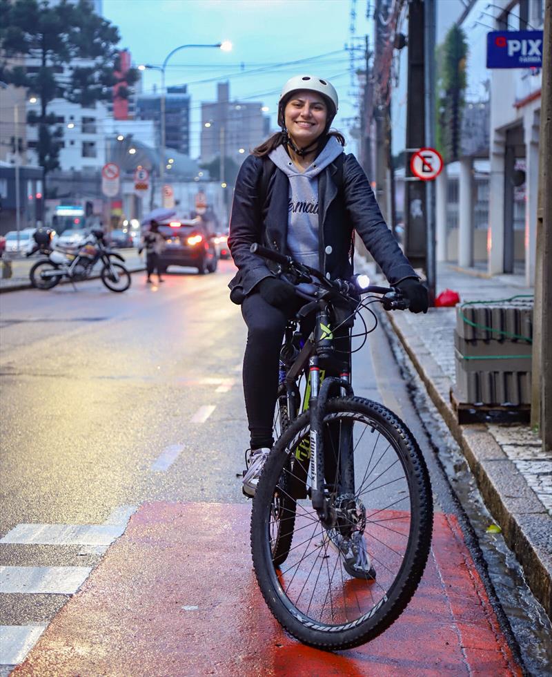 Atualmente, a cidade conta com uma malha cicloviária de 252,1 quilômetros, Jhessica Aline Santos, de 19 anos, todo dia ela vai e volta do trabalho de bicicleta.
Curitiba, 03/06/2022.
Foto: Daniel Catellano/SMCS