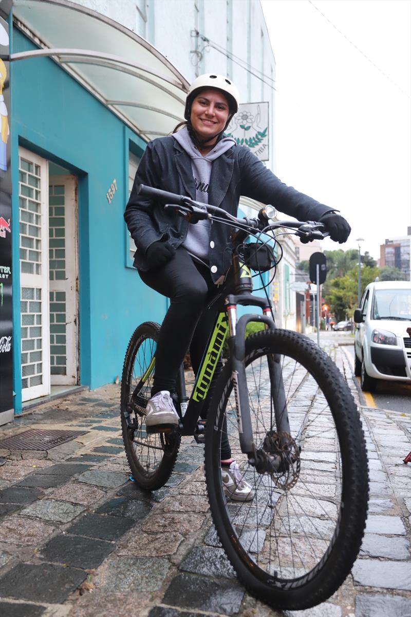Atualmente, a cidade conta com uma malha cicloviária de 252,1 quilômetros, Jhessica Aline Santos, de 19 anos, todo dia ela vai e volta do trabalho de bicicleta.
Curitiba, 03/06/2022.
Foto: Daniel Catellano/SMCS
