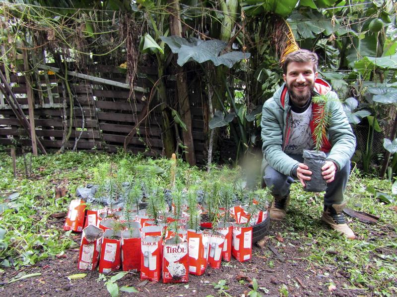 Arquiteto Giovanni Ferrari, que é apaixonado por araucárias, tem várias plantadas em casa, com diversas formas de cultivo. 
Curitiba, 31/05/2022. 
Foto: Lucilia Guimarães/SMCS