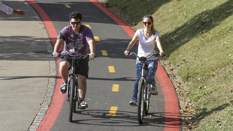 Curta Curitiba Pedalando pelos mais de 200km de ciclovias.
Foto: Cesar Brustolin/SMCS (arquivo)