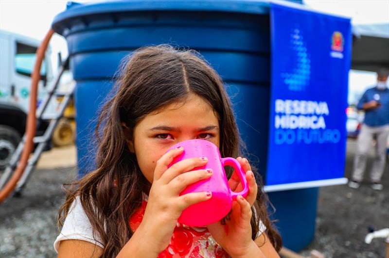 Implantação de caixas d’água em comunidades que sofrem com os problemas do abastecimento, bem como por meio da reserva hídrica ao longo das áreas das cavas do Rio Iguaçu. - Foto: Daniel Castellano / SMCS