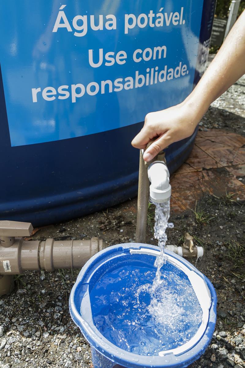 Implantação de caixas d’água em comunidades que sofrem com os problemas do abastecimento, bem como por meio da reserva hídrica ao longo das áreas das cavas do Rio Iguaçu. Foto: Pedro Ribas/SMCS