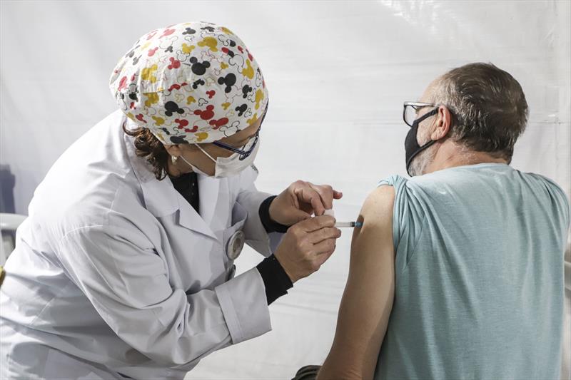 Curitiba começa a aplicação da 4ª dose da vacina contra a covid-19 para pessoas com 50 anos ou mais. Curitiba, 08/06/2022. Foto: Hully Paiva/SMCS