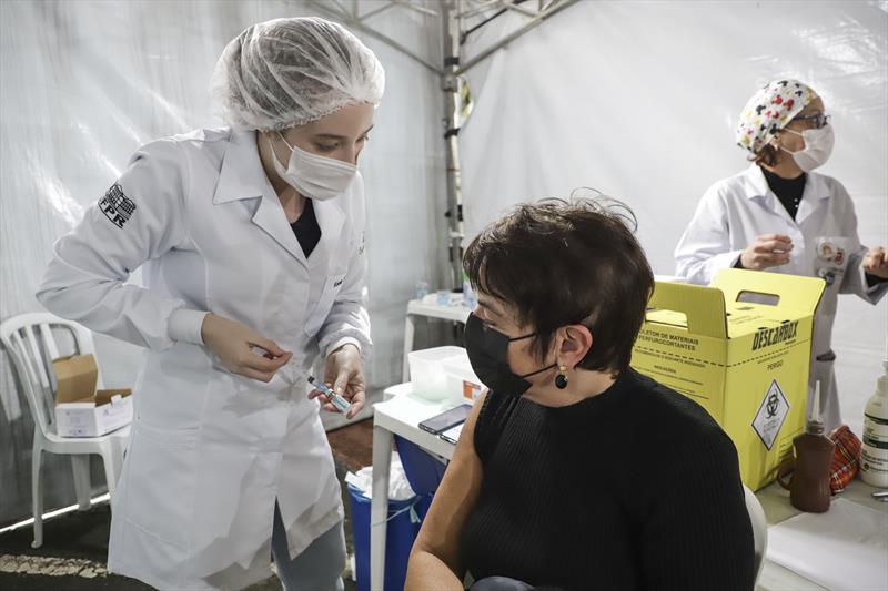 Curitiba começa a aplicação da 4ª dose da vacina contra a covid-19 para pessoas com 50 anos ou mais. Na imagem, a advogada Silmara Gedanken. Curitiba, 08/06/2022. Foto: Hully Paiva/SMCS