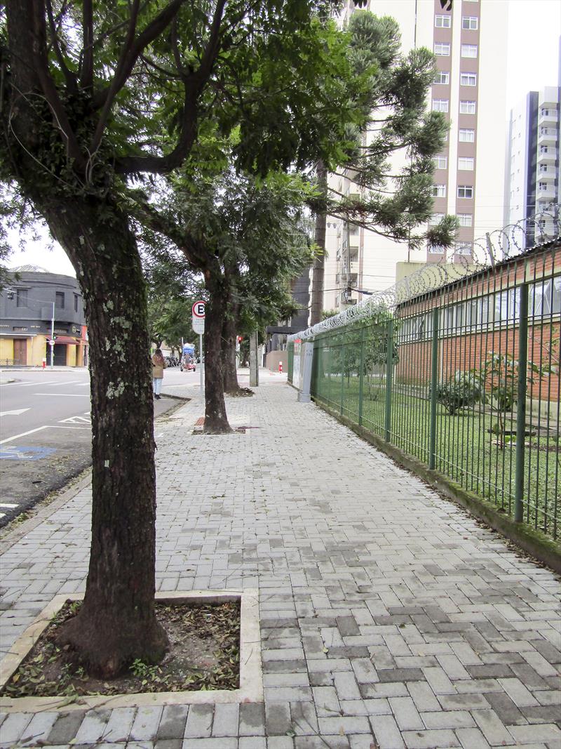 Projeto Caminhar Melhor, deixam mais acessíveis as calçadas da cidade para priorizar o pedestre e valorizar a mobilidade ativa na cidade. Rua Francisco Alves Guimarães, no Cristo Rei. Curitiba, 10/06/2022. Foto: Lucilia Guimarãs/SMCS