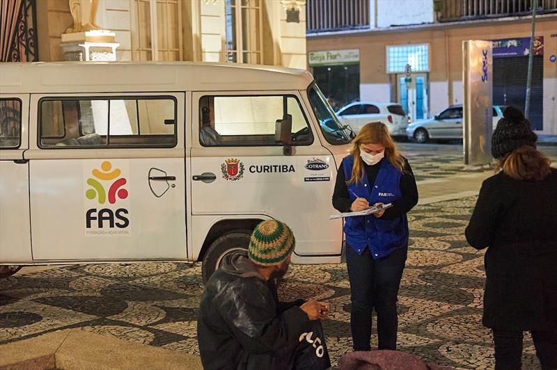 Equipes da FAS acolhem pessoas em situação de rua na noite desta sexta-feira. Foto: Andre Wormsbecker/FAS