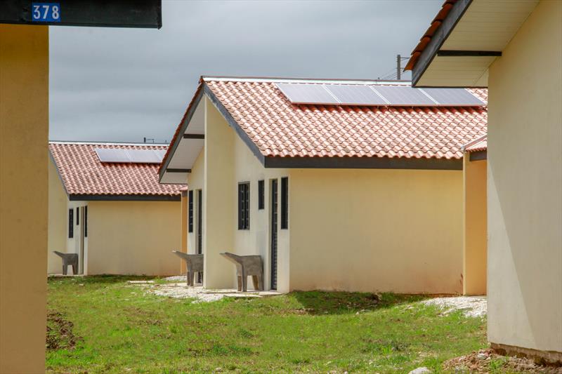 A Cohab Curitiba, entregou kits de energia fotovoltaicas instaladas nas residenciais do Moradias Faxinal.
Curitiba, 15/06/2022
Foto: Rafael Silva
