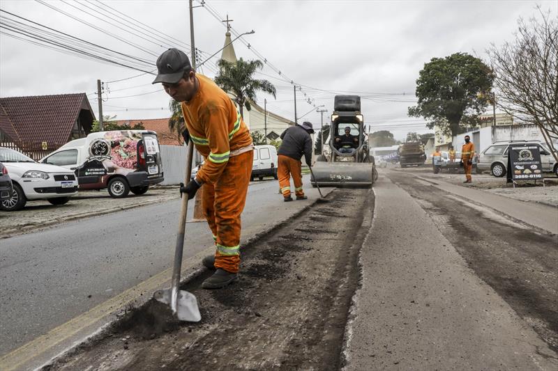 Equipe trabalha na manutenção da Rua Carlos Laet, no Boqueirão: trabalho permanente na cidade.
Curitiba, 14/06/2022.
Foto: Hully Paiva/SMCS
