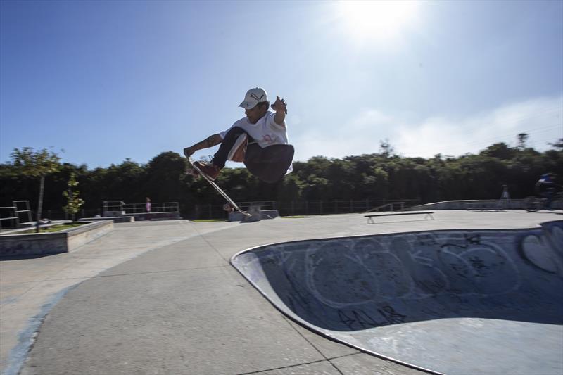Pista de skate do Parque Yberê no bairro Campo de Santana. Na imagem: O skatista Alisson Luiz Pinheiros. Curitiba, 15/06/2022. Foto: Ricardo Marajó/SMCS