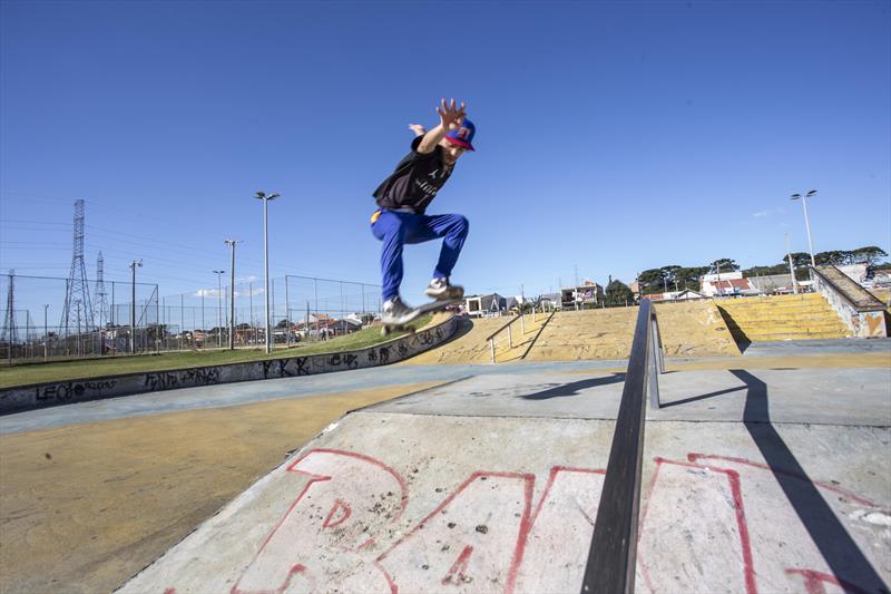 Pista de skate do Parque Yberê no bairro Campo de Santana. Na imagem: O skatista Alex Ricardo Pires. Curitiba, 15/06/2022. Foto: Ricardo Marajó/SMCS