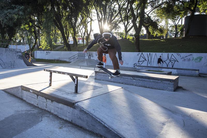 Pista de skate Afonso Botelho no bairro Água Verde. Na imagem: O skatista Rafael Eastwoart . Curitiba, 15/06/2022. Foto: Ricardo Marajó/SMCS