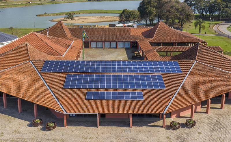 Painéis com placas fotovoltaicas instaladas no Salão de Atos do Parque barigui para geração de energia solar. 
Foto: Daniel Castellano / SMCS