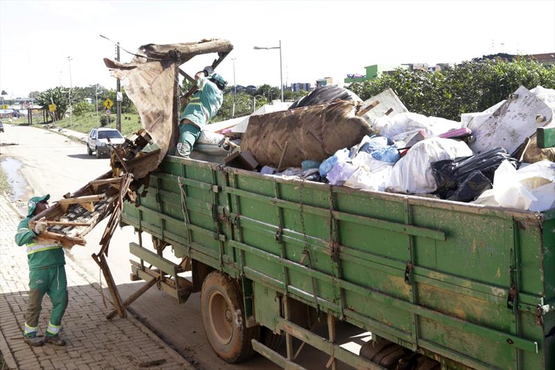 A Prefeitura de Curitiba recolhe toneladas de lixo durante Mutirão Curitiba Sem Mosquito, na Regional CIC. Foto: Luiz Costa/SMCS