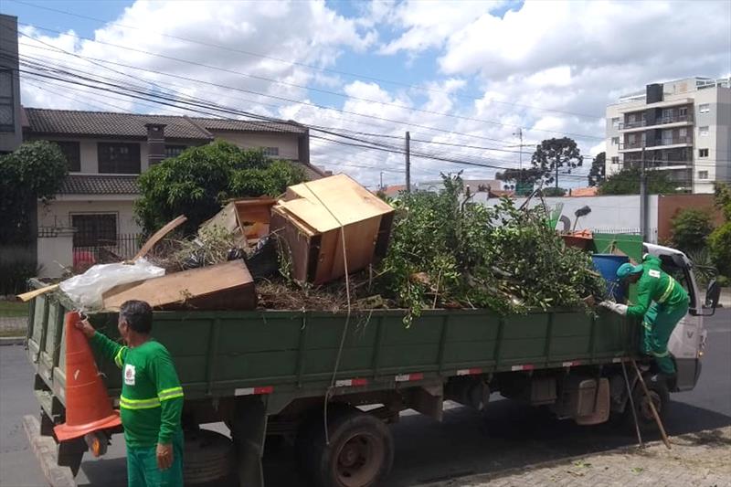 A Prefeitura de Curitiba recolhe toneladas de lixo  Mutirão Curitiba Sem Mosquito, na Regional CIC. Foto: Divulgação