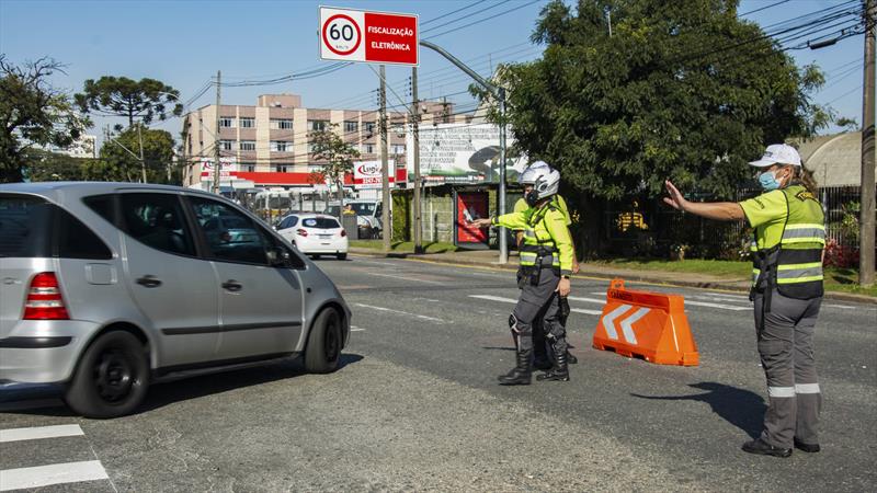 Setran orienta motoristas para as alterações no trânsito. Curitiba, 22/06/2022.
Foto: Levy Ferreira/SMCS