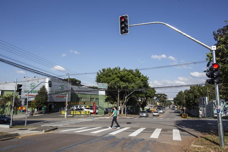 Novos semáforos nos cruzamentos da Rua José Veríssimo com a Pedro Eloy de Souza no Bairro Alto. Curitiba, 22/06/2022 