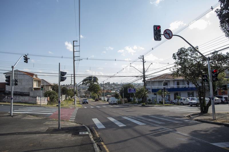 Novos semáforos nos cruzamentos da Avenida da Integração com a Rua Rio Jari no Bairro Alto. Curitiba, 24/06/2022. Foto: Ricardo Marajó/SMCS