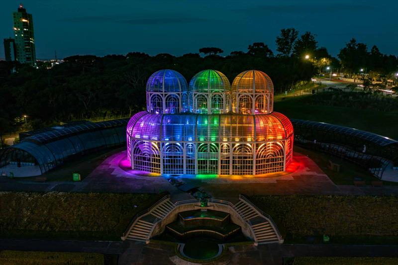 Estufa do Jardim Botânico iluminada com as cores da bandeira LGBTI+ em 2021. 
Foto: Daniel Castellano/SMCS