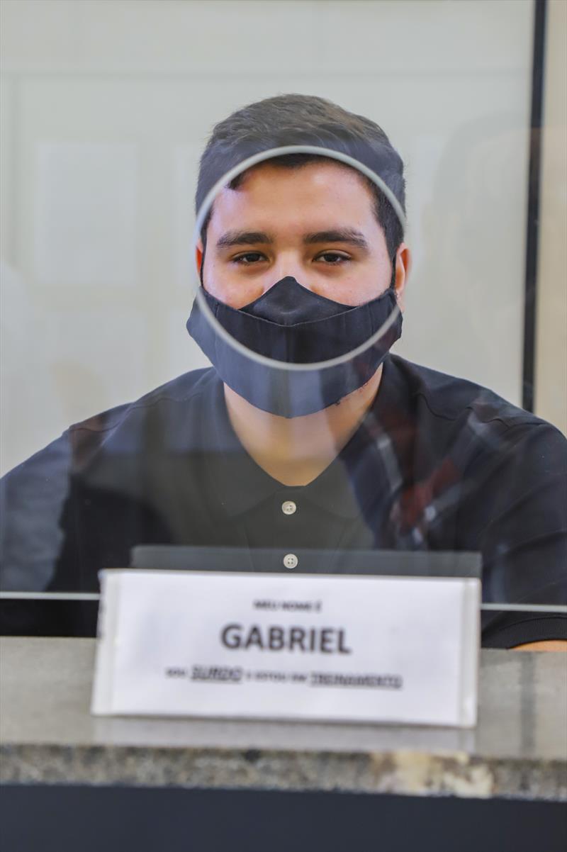 Gabriel Henrique Arzua possui deficiência auditiva, faz estágio na URBS e atende o público na área de transporte comercial - Curitiba, 28/06/2022 - Foto: Daniel Castellano / SMCS