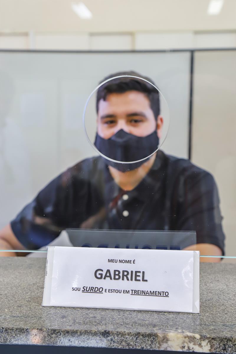 Gabriel Henrique Arzua possui deficiência auditiva, faz estágio na URBS e atende o público na área de transporte comercial - Curitiba, 28/06/2022 - Foto: Daniel Castellano / SMCS