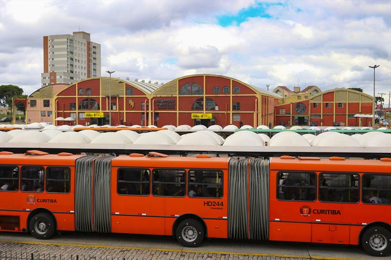 Usuários do Terminal ônibus do Capao Raso podem utilizar os serviços do Shopping Popular pagando apenas uma passagem no cartão transporte. 
Foto: Daniel Castellano / SMCS