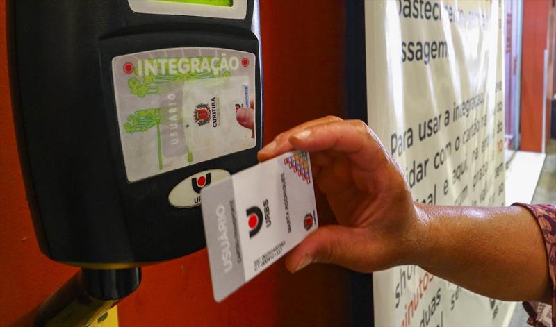 Usuários do Terminal de ônibus do Capao Raso podem utilizar os serviços do Shopping Popular pagando apenas uma passagem no cartão transporte. 
Foto: Daniel Castellano / SMCS