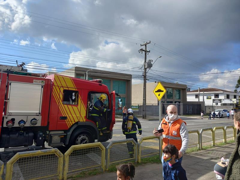 Estudantes da Escola Nivaldo Braga realizam exercício simulado de evacuação.
Foto: Divulgação/Defesa Civil