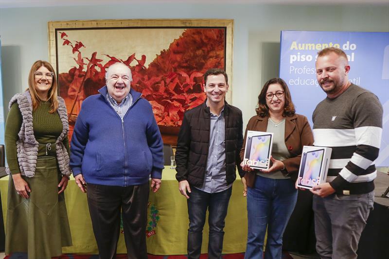Prefeito Rafael Greca com a secretária da Educação, Maria Silvia Bacila e o vereador Pier Petruzziello, entrega tablets para os professores e anuncia o aumento do piso salarial para professores da educação infantil. Curitiba, 30/06/2022. Foto: Pedro Ribas/SMCS