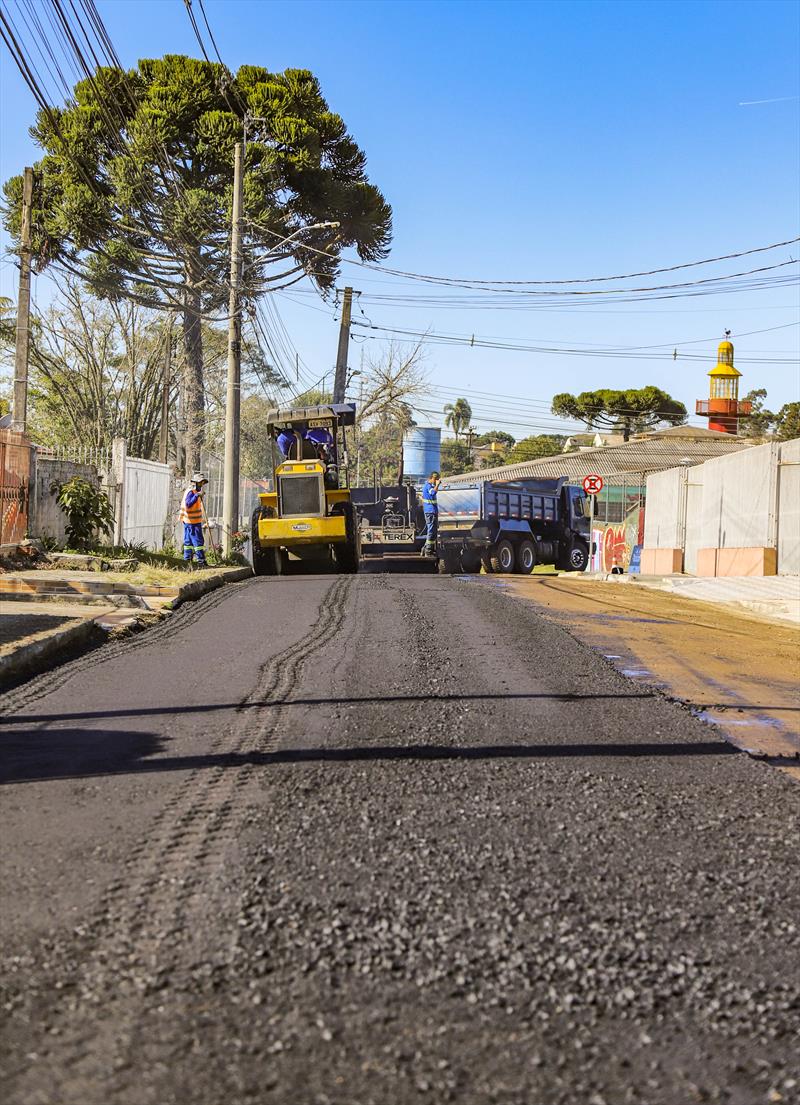 Obras de asfalto nas ruas Dr. Cerqueira Lima e Rua Genauro Ferreira de Almeida no bairro São Braz  - Curitiba, 01/07/2022 - Foto: Daniel Castellano / SMCS