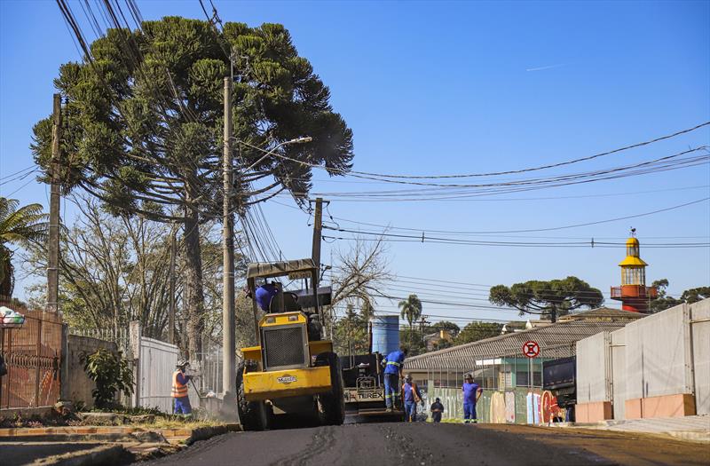 Obras de asfalto nas ruas Dr. Cerqueira Lima e Rua Genauro Ferreira de Almeida no bairro São Braz  - Curitiba, 01/07/2022 - Foto: Daniel Castellano / SMCS