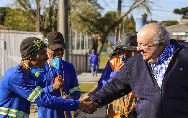 Prefeito Rafael Greca vistoria obras de asfalto nas ruas Dr. Cerqueira Lima e Rua Genauro Ferreira de Almeida no bairro São Braz  - Curitiba, 01/07/2022 - Foto: Daniel Castellano / SMCS