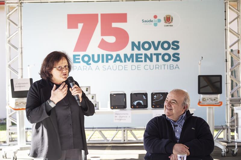 Prefeito Rafael Greca com a secretária municipal da Saúde, Beatriz Battistella, na entrega de 75 novos equipamentos para a Secretaria Municipal de Saúde (SMS). Curitiba, 01/07/2022. Foto: Ricardo Marajó/SMCS