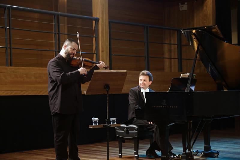 Pianista polenês  Rafael Luszczewski e o violonista Winston Ramalho  se apresentaram  na Capela Santa Maria, durante a programação da 39a Oficina de Música de Curitiba.

Fotos: Cido Marques