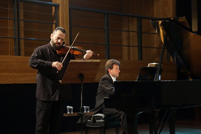 Pianista polenês  Rafael Luszczewski e o violonista Winston Ramalho  se apresentaram  na Capela Santa Maria, durante a programação da 39a Oficina de Música de Curitiba.

Fotos: Cido Marques