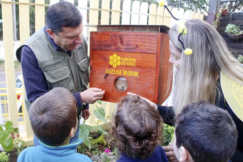 Depois de capturar com sucesso seu enxame de abelhas nativas, o Centro Municipal de Educação Infantil Uberaba agora tem a sua própria caixa do projeto Jardins de Mel da Prefeitura de Curitiba.
Foto: Lucilia Guimarães/SMCS