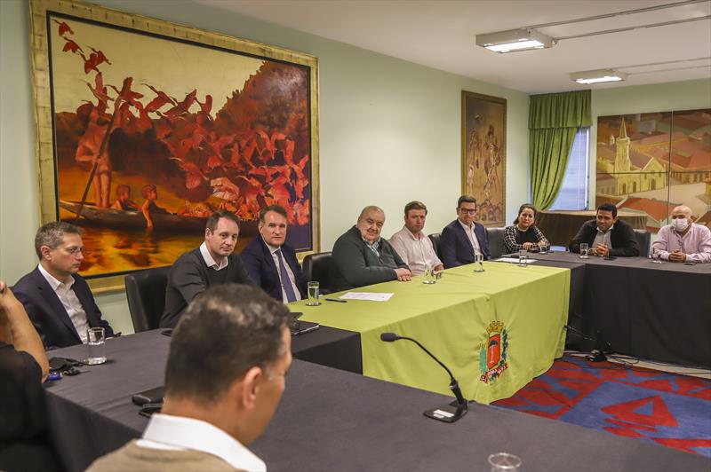 Prefeito Rafael Greca recebe representantes das centrais de Radiotáxi e permissionários do transporte escolar de Curitiba no Palácio Solar 29 de Março - Curitiba, 04/07/2022 - Foto: Daniel Castellano / SMCS