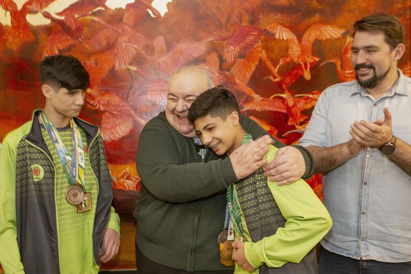 Prefeito Rafael Grega recebe o mais novo Campeão Brasileiro Judô na categoria sub-18, Caio Isaías Roberto e seu irmão gêmeo Gabriel Costa Roberto atletas incentivados pela Prefeitura de Curitiba. Curitiba, 04/07/2022. Foto: Ricardo Marajó/SMCS