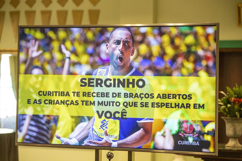 Prefeito Rafael Greca recebe Serginho do Volei, padrinho do esporte Curitibano. Curitiba, 04/07/2022. Foto: Ricardo Marajó/SMCS