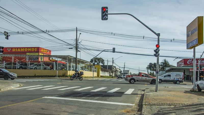 Semáforos facilitam a travessia do pedestre na Rua Raul Pompéia