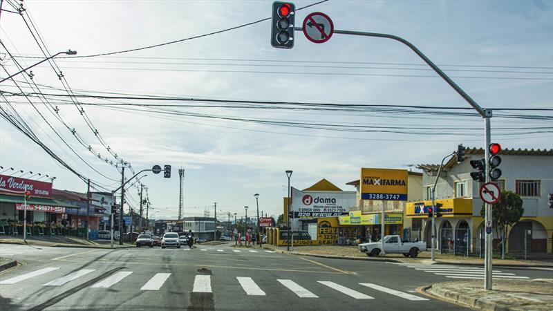 Instalação de semáforo no Cruzamento da Raul Pompéia com Darci Vargas (CIC). 
Curitiba, 05/07/2022.
Foto: Levy Ferreira/SMCS