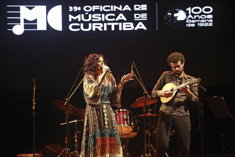 Pra ser feliz. Esse foi o show dos curitibanos Rogéria Holtz e Daniel Migliavacca no Guairinha.
Foto: Cido Marques