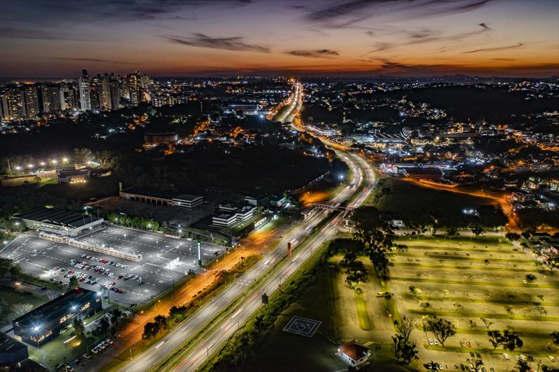 Vista aérea da BR 277 na região do Parque Barigui com iluminação modernizada em LED - Curitiba, 04/07/2022 - Foto: Daniel Castellano / SMCS