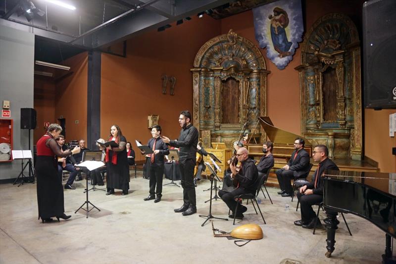 No Memorial de Curitiba, o público lotou a sala dos altares para assistir ao concerto Moteverdi em tempos de peste, com o grupo do Laboratório de Música Antiga da Universidade Federal do Paraná.
Foto: Cido Marques