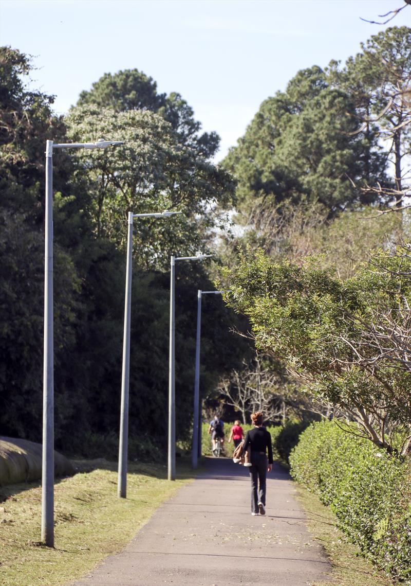 Parque Bacacher, equipes de iluminação pública da Smop trabalham na substituição de 195 luminárias LED que vão deixar mais claros espaços como a pista de caminhada, a área das canchas. Curitiba, 07/07/2022. Foto: Lucilia Guimarães/SMCS