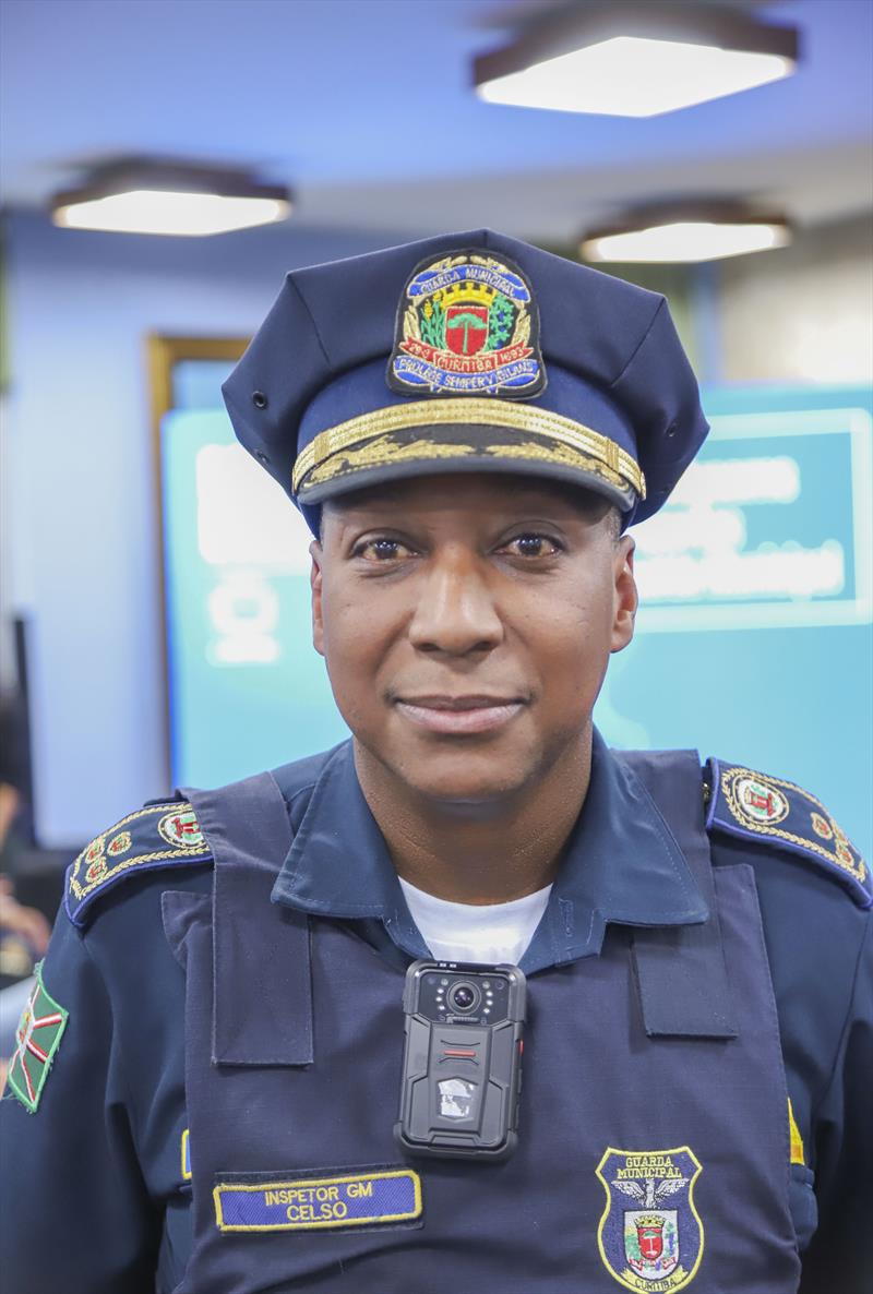 Durante evento na Prefeitura de Curitiba, Prefeito Rafael Greca e Primeira Dama Margarita Sansone entregam novas câmeras Bodycam que irão fazer parte da rotina dos Guardas Municipais. Na imagem Inspetor Celso dos Santos Júnior - Curitiba, 11/07/2022 - Foto: Daniel Castellano / SMCS