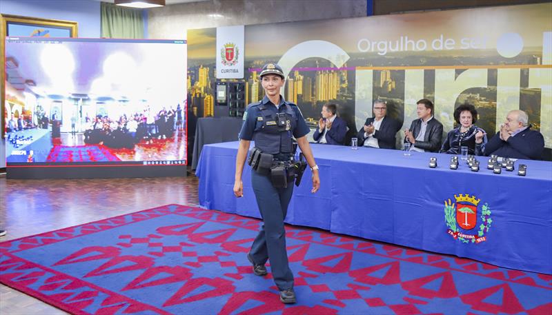Durante evento na Prefeitura de Curitiba, Prefeito Rafael Greca e Primeira Dama Margarita Sansone entregam novas câmeras Bodycam que irão fazer parte da rotina dos Guardas Municipais. Guarda Municipal Valerius faz a demonstração da câmera - Curitiba, 11/07/2022 - Foto: Daniel Castellano / SMCS
