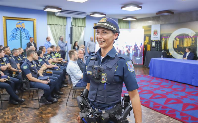 Durante evento na Prefeitura de Curitiba, Prefeito Rafael Greca e Primeira Dama Margarita Sansone entregam novas câmeras Bodycam que irão fazer parte da rotina dos Guardas Municipais. Guarda Municipal Valerius faz a demonstração da câmera - Curitiba, 11/07/2022 - Foto: Daniel Castellano / SMCS