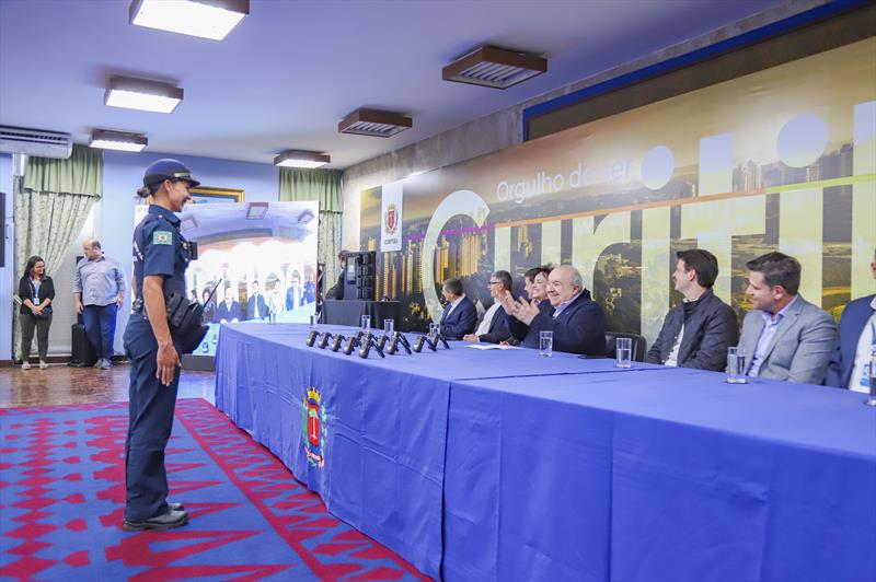 Durante evento na Prefeitura de Curitiba, Prefeito Rafael Greca e Primeira Dama Margarita Sansone entregam novas câmeras Bodycam que irão fazer parte da rotina dos Guardas Municipais. Guarda Municipal Valerius faz a demonstração da câmera - Curitiba, 11/07/2022 - Foto: Daniel Castellano / SMCS