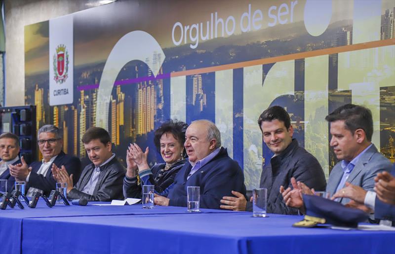 Durante evento na Prefeitura de Curitiba, Prefeito Rafael Greca e Primeira Dama Margarita Sansone entregam novas câmeras Bodycam que irão fazer parte da rotina dos Guardas Municipais. - Curitiba, 11/07/2022 - Foto: Daniel Castellano / SMCS